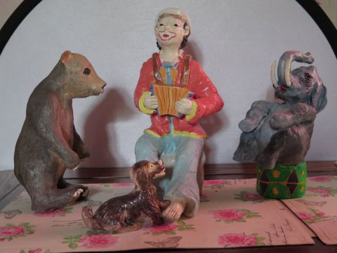Clown à l'accordéon et ses animaux